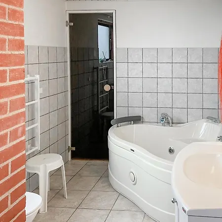 בית נופש Lovely In With Sauna